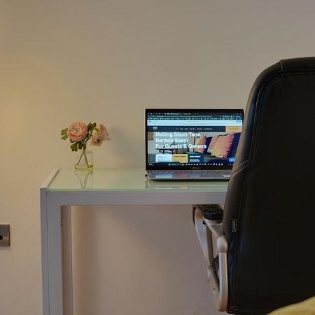 Stylish 2 Bed Apt 18 - City Centre, Free Parking, Espresso Machine & Netflix - Hosted By Stay Host Save Sheffield Bagian luar foto