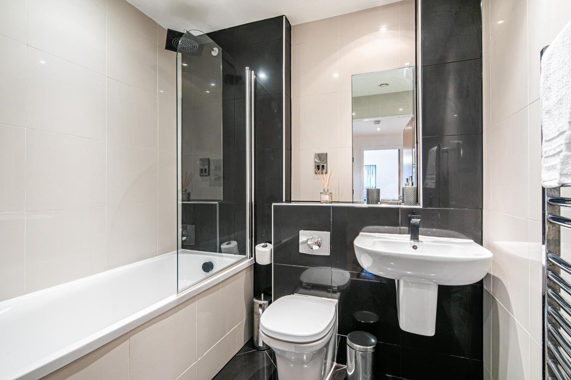 Stylish 2 Bed Apt 18 - City Centre, Free Parking, Espresso Machine & Netflix - Hosted By Stay Host Save Sheffield Bagian luar foto